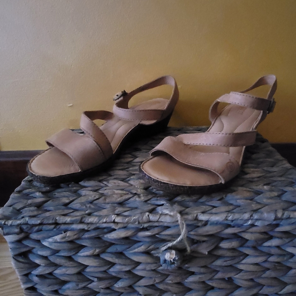 Born Sz 9.5 Women's Tan Sandals - Picture 2 of 8